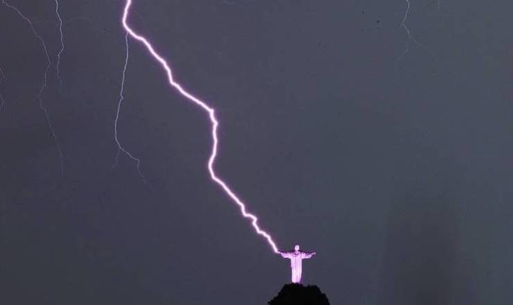 christ the redeemer statue struck by lightning