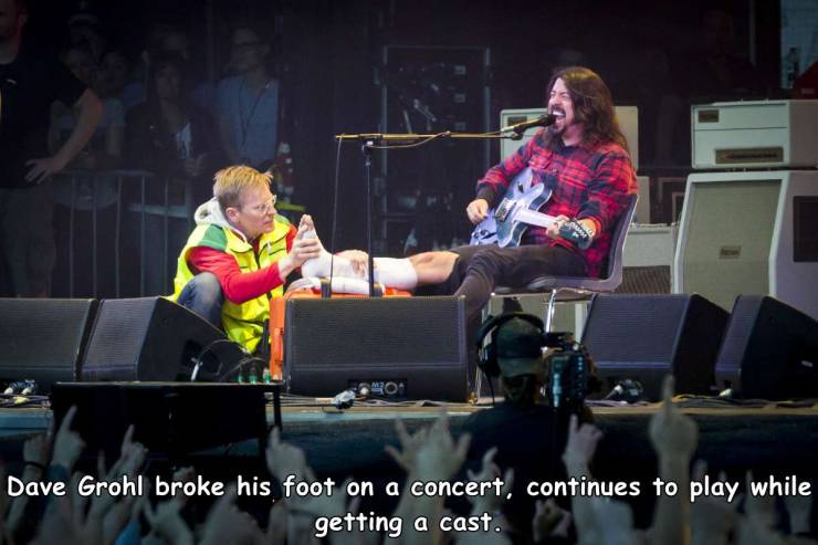 dave grohl leg break - Mo Dave Grohl broke his foot on a concert, continues to play while getting a cast.