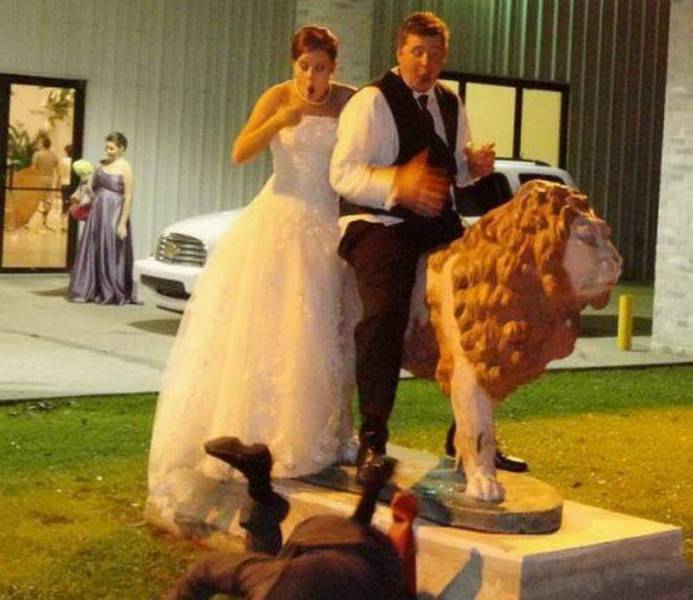 wedding couple person fell off a statue