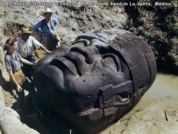 funny random pics - olmec heads - Archaeologists study a colossal Olmec stone head in La Venta, Mexico, 1947