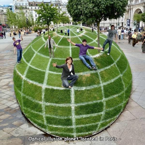 hôtel de ville - Optical illusion planet located in Paris