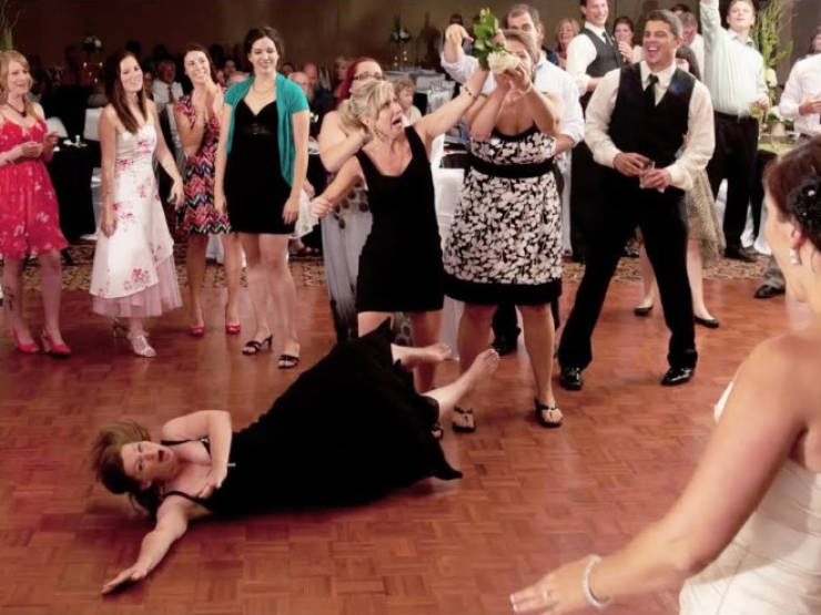 21 Ladies Who Took the Bouquet Toss Too Seriously