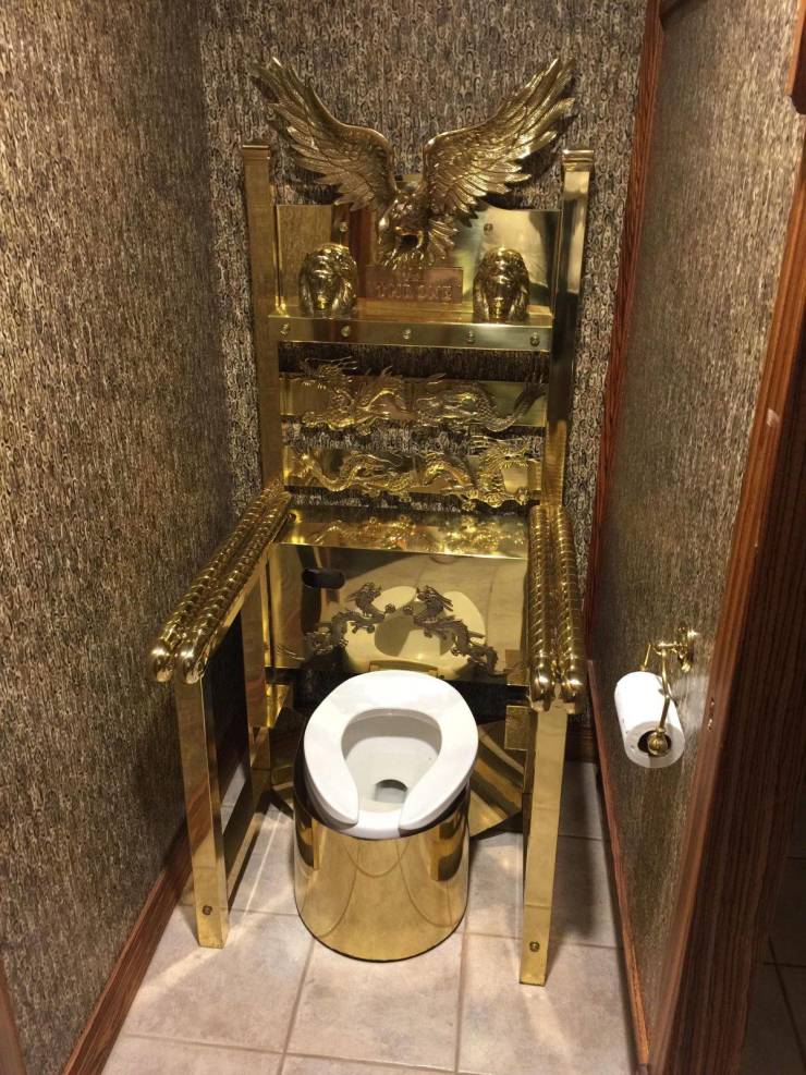 funny pics - royal toilet throne