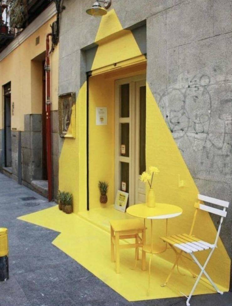 yellow door paint light effect