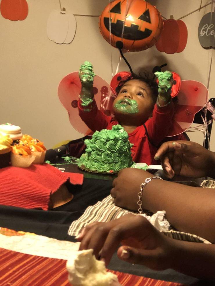 funny pics - little kid eating all the green frosting