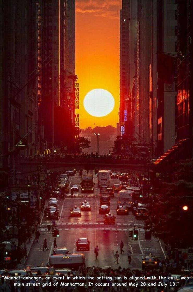 funny random pics - sunset manhattan - Zvair de "Manhattanhenge, an event in which the setting sun is aligned with the eastwest main street grid of Manhattan. It occurs around May 28 and July 13."