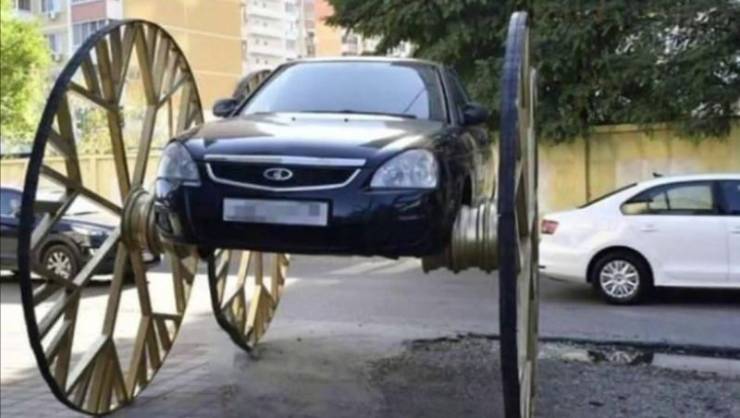 fascinating photos - car with really huge old timey wheels