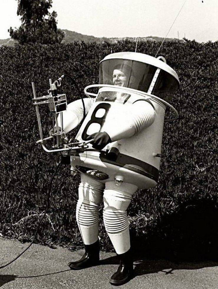 fascinating photos - vintage space suit design