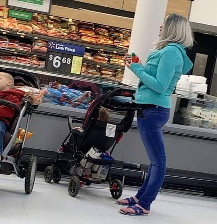 funny pics - woman with funny backwards bending legs in walmart
