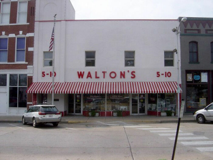 Wal-Mart (Walton's), 1962 The Walmart Museum is currently located in Bentonville, Arizona, and has a variety of exhibits on display about the history of the firm. One thing that visitors see is that the museum is in the same location as the Walton 5 & 10 – another Ben Franklin franchise opened up by Sam Walton in 1950. This was also the first business that ever held the Walton name