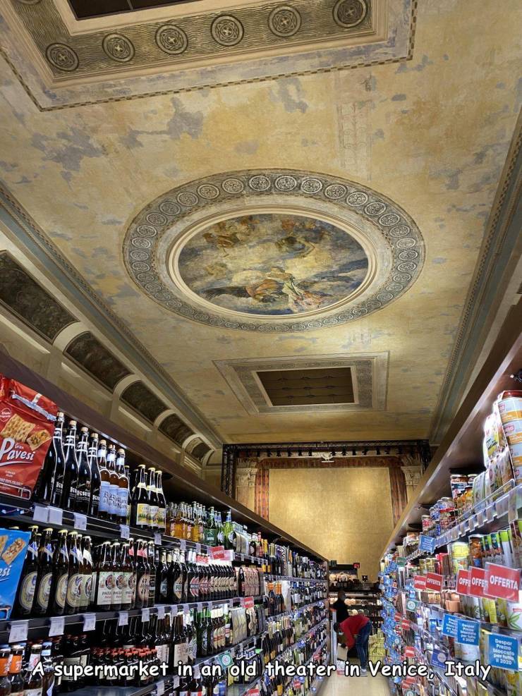 cool pics - ceiling - Pavesi An Off Offen Offerta 17 Deser Prego pums A supermarket in an old theater in Venice, Italy