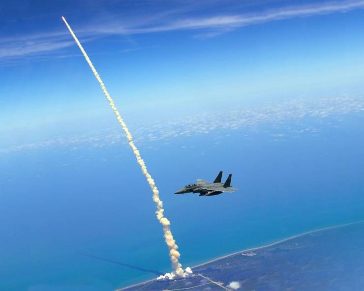 funny random pics - space shuttle launch from air