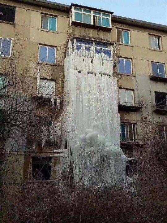 burst water pipe russia