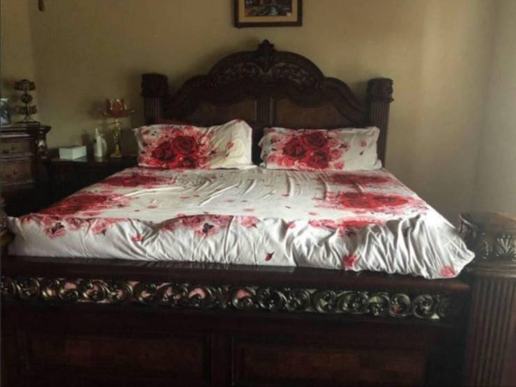 funny photos - rose themed bedspread