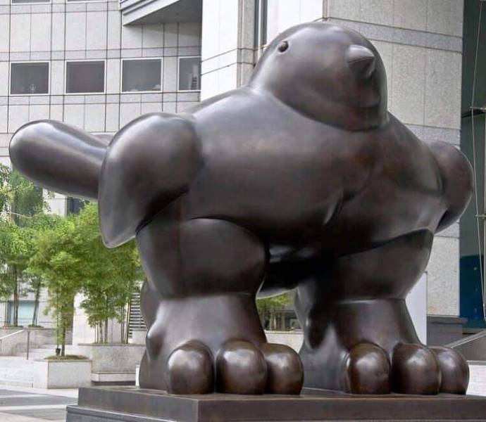 funny photos - fat bird statue singapore