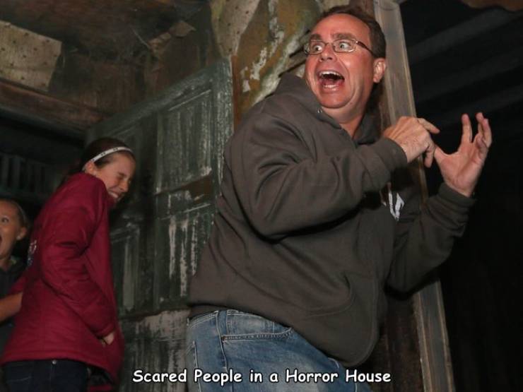 funny photos - someone scaring someone - Scared People in a Horror House