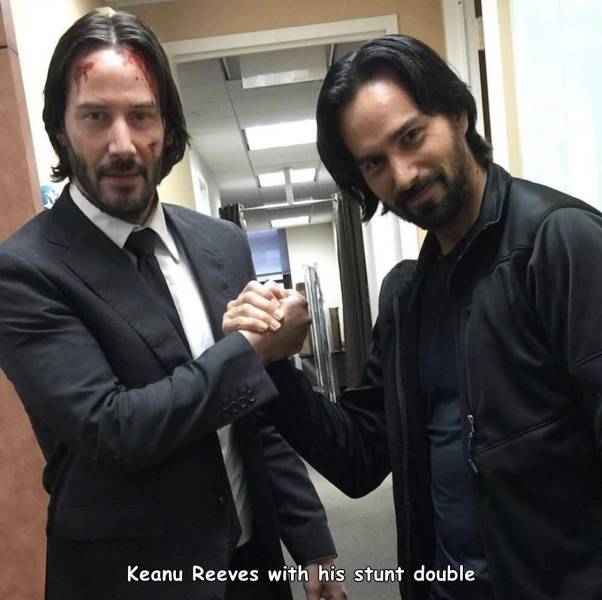 funny random pics - keanu reeves stunt double - Keanu Reeves with his stunt double