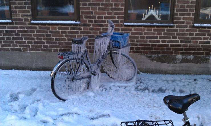 funny random photos - bike completely frozen outside