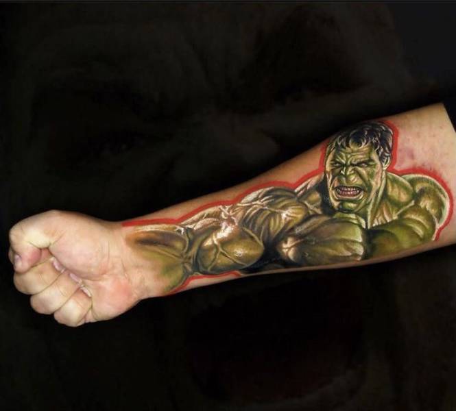 funny random photos - arm tattoo the hulk