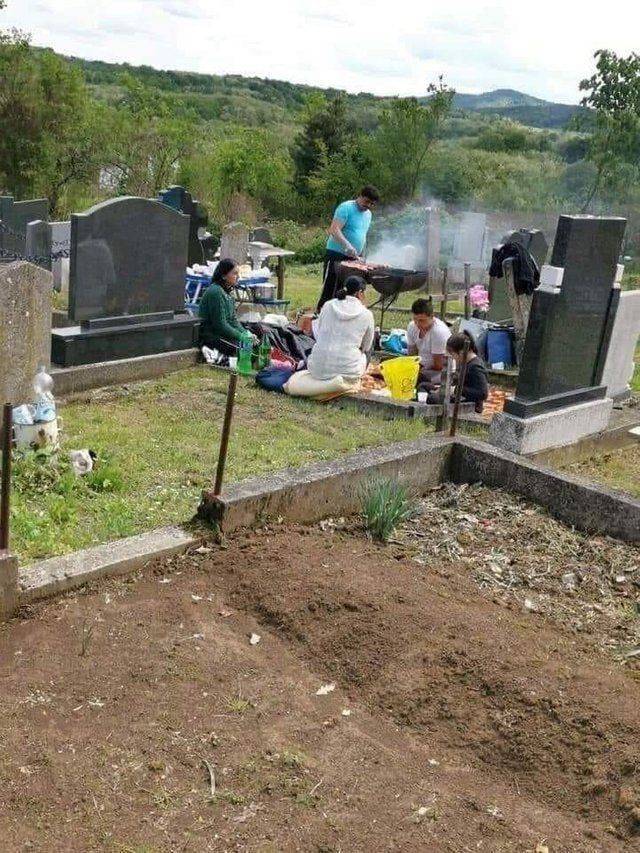 funny random photos - people having a picnic and grill at a graveyard