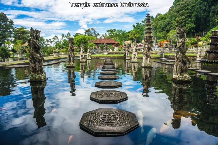 funny random photos - Temple entrance Indonesia
