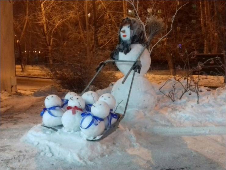 funny random photos - snowmen with snow children