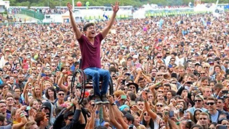 funny random pics - wheelchair in crowd