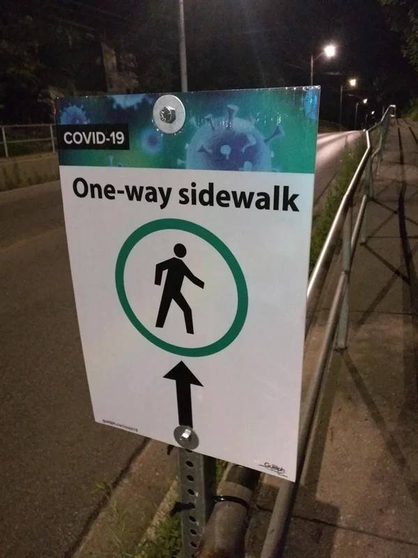 sign - Covid19 Oneway sidewalk