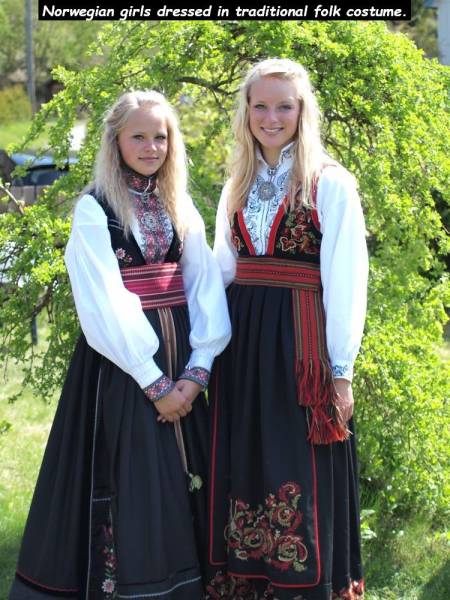 traditional norwegian dress - Norwegian girls dressed in traditional folk costume.