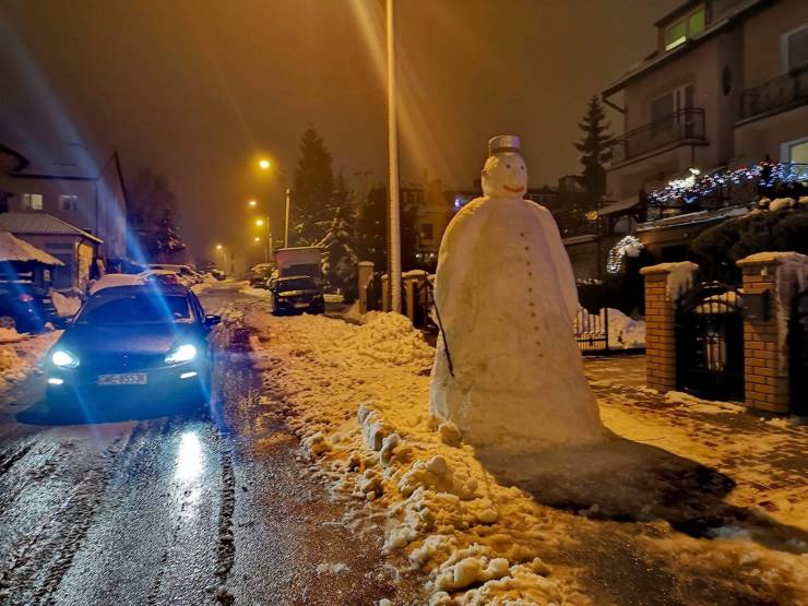funny pictures - gigantic snowman sculpture on city street