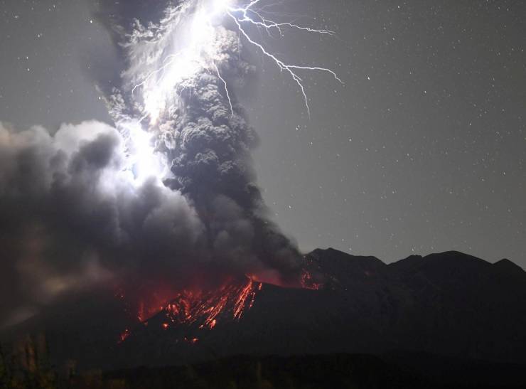 funny pictures - Volcano erupting and being struck by lightning