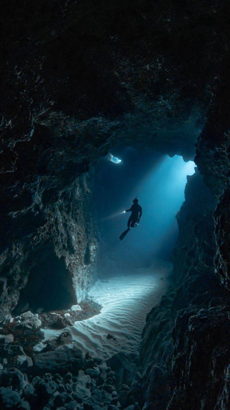 funny pictures - cave freediving scuba diver under water