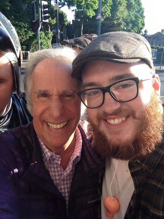 funny pictures - neckbeard guy taking a photo with henry winkler the fonz
