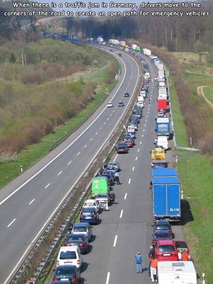 germany emergency lane - When there is a traffic jam in Germany, drivers move to the corners of the road to create an open path for emergency vehicles mulier Xl 118