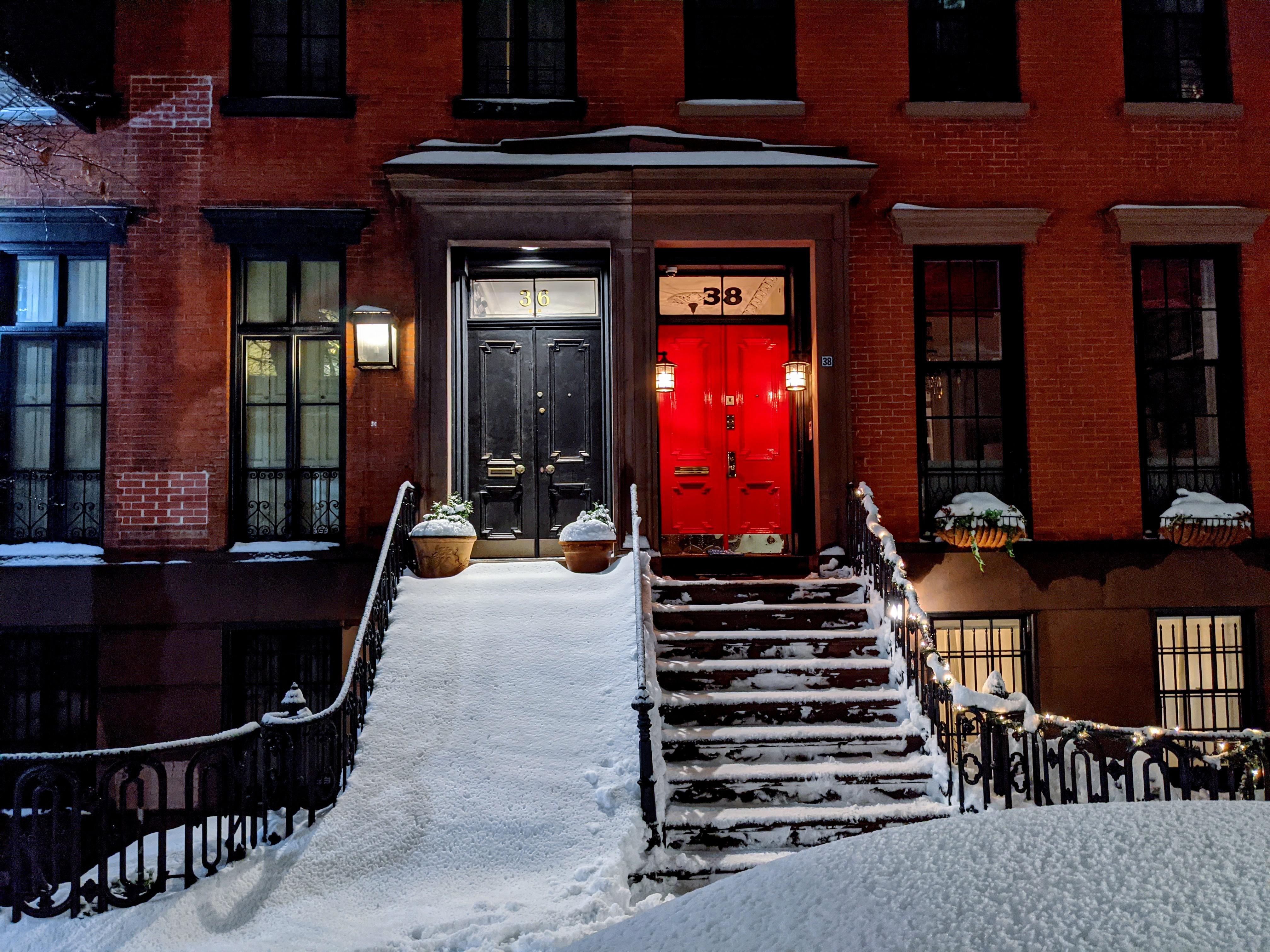 funny pics - snow in front of a building with a black door and a red door - 38 Hich