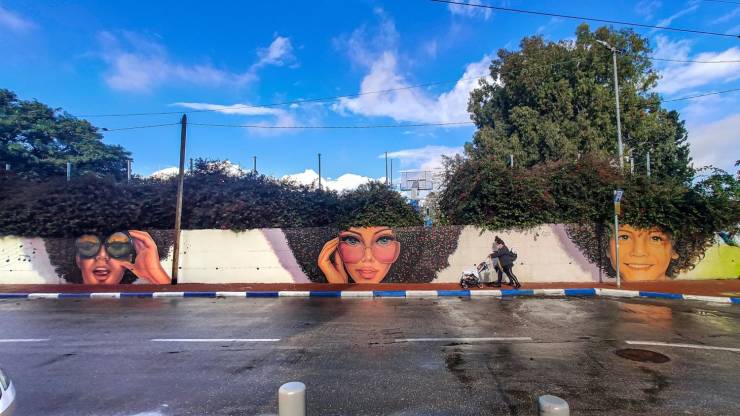 cool pics - murals of people with afros lining up with shrubbery