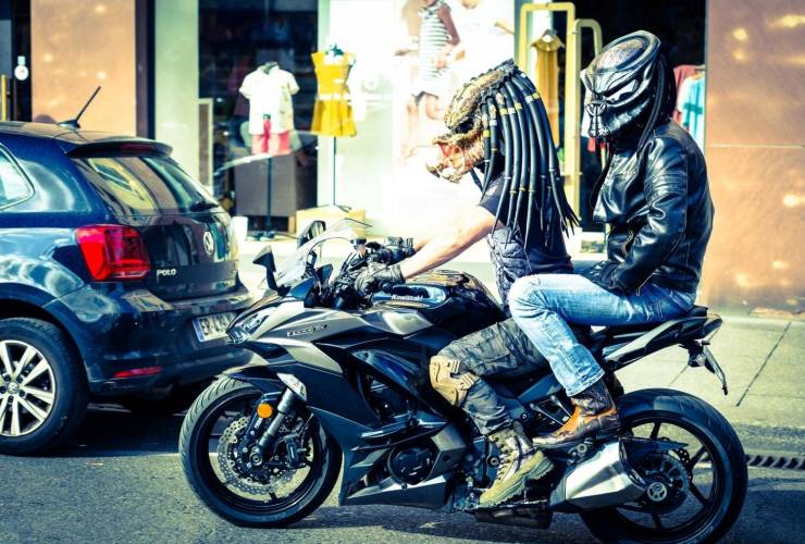 cool funny pics - people on motorcycle dressed as the predator