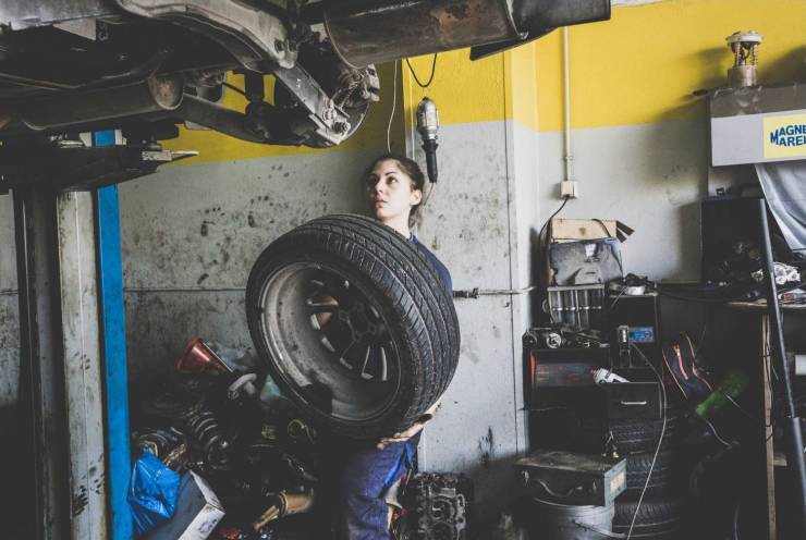 cool funny pics - woman changing a tire