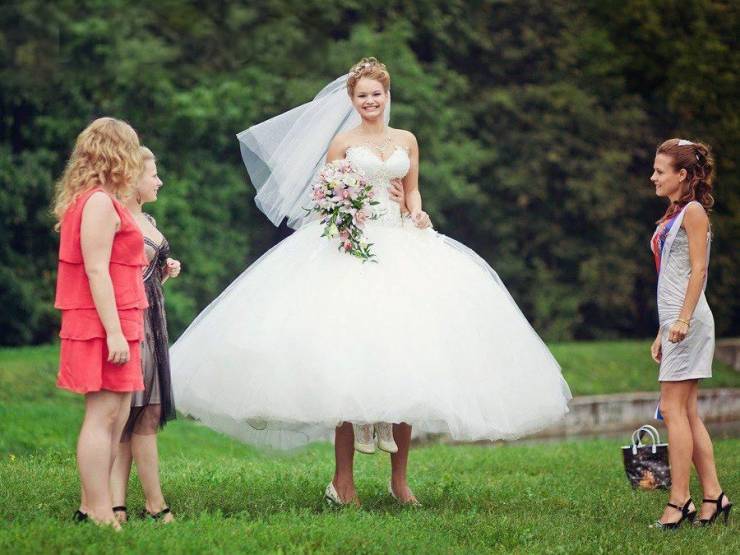cool funny pics - woman in wedding dress lifted up by taller perso