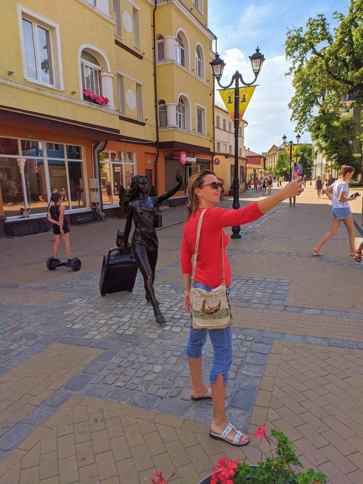 cool funny pics - woman taking selfie in front of bronze selfie statue