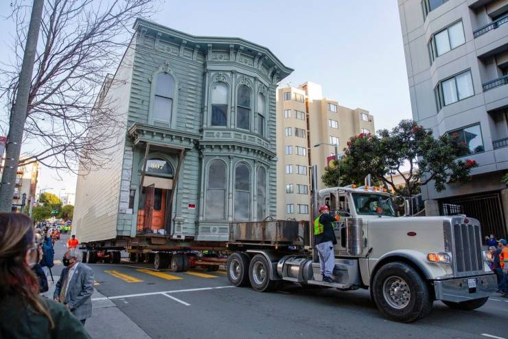 viral pics - 139 year old house rolls to new san francisco - Ee Ba