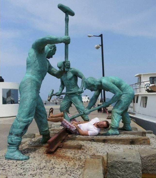 statues fighting back - F1