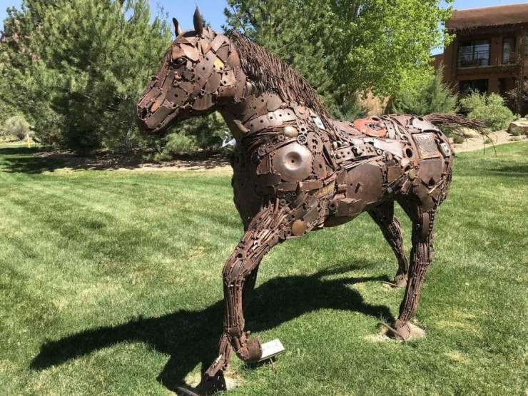cool random pics - horse made from scrap metal