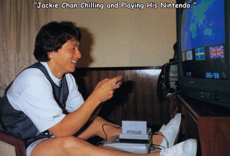 cool random pics - jackie chan play video games - "Jackie Chan Chilling and Playing His Nintendo." Nv um Jas39