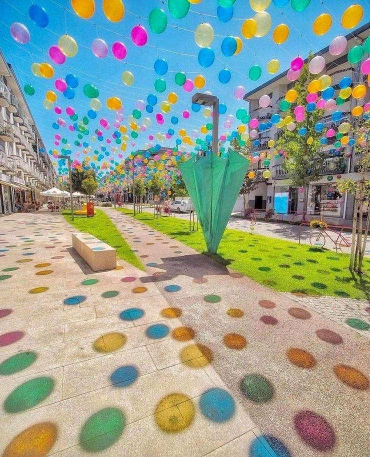 cool pics - balloon street agueda portugal