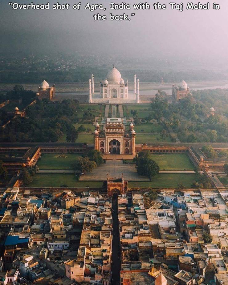 taj mahal around - Overhead shot of Agra, India with the Taj Mahal in the back.' Re