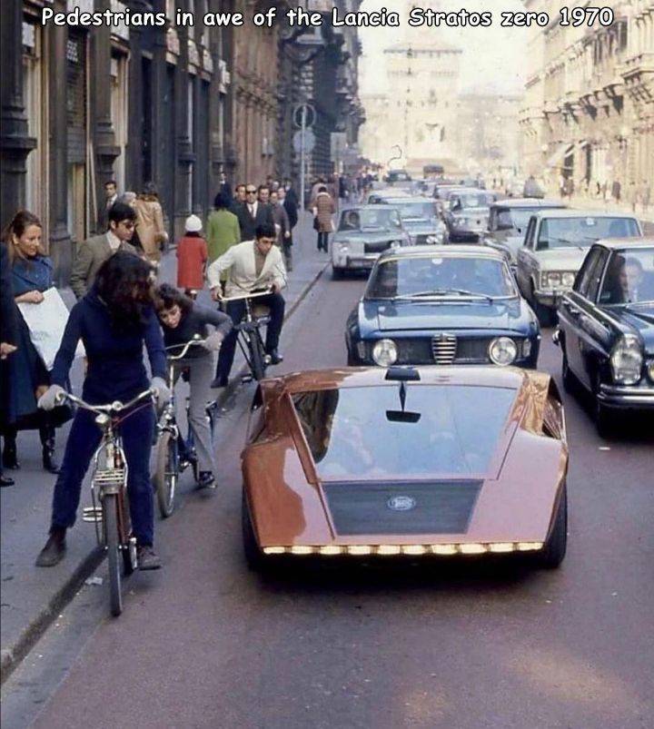 lancia stratos zero milano - Pedestrians in awe of the Lancia Stratos zero 1970