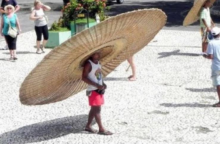 awesome pics to enjoy - man with big hat - Lixo