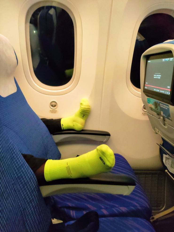 funny pics - airplane feet tickle