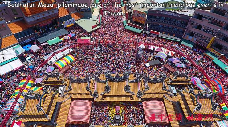 funny pics and random photos - "Baishatun Mazu" pilgrimage, one of the most important religious events in Taiwan.